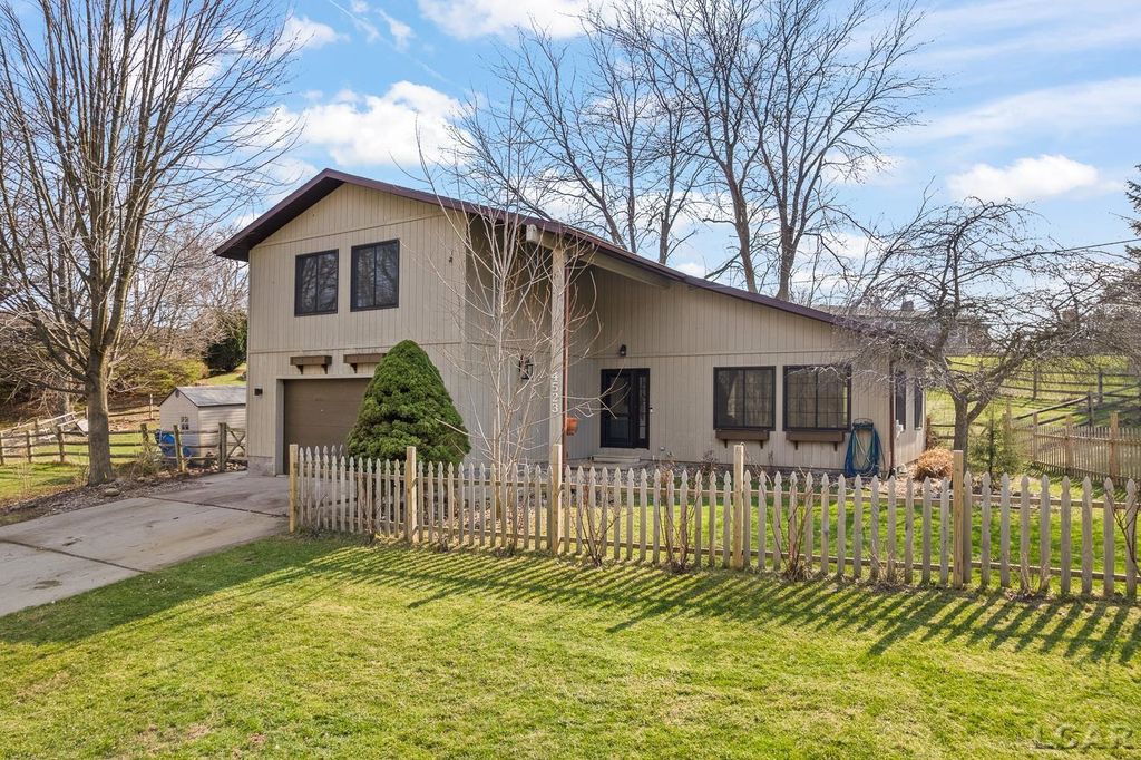 4523 N Clubview Drive, Adrian, MI 49221