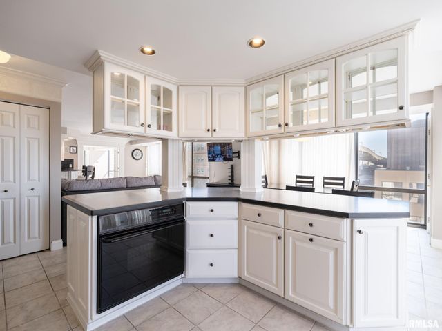 123 SW JEFFERSON Street E5, Peoria, IL 61602