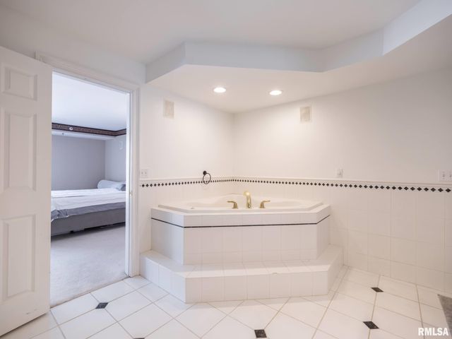 123 SW JEFFERSON Street E5, Peoria, IL 61602