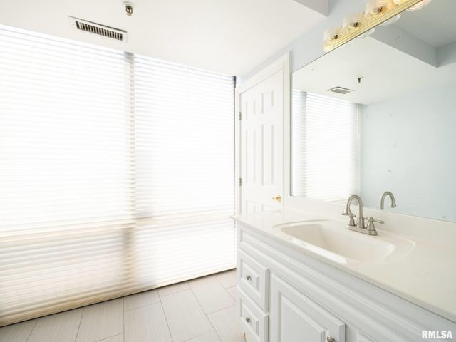 123 SW JEFFERSON Street E5, Peoria, IL 61602