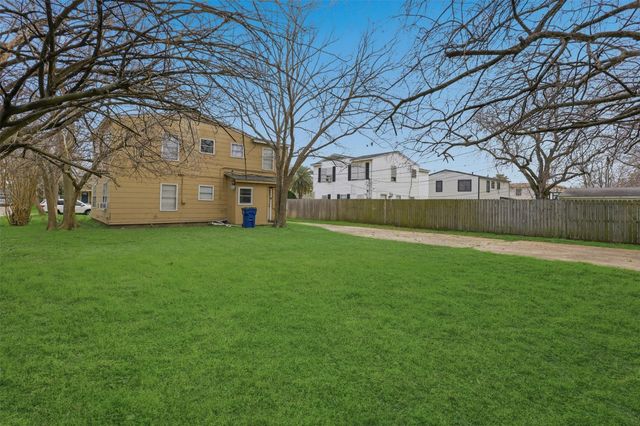 1112 1st Avenue N, Texas City, TX 77590