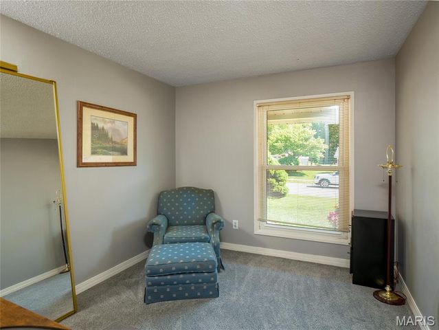 5032 Kempf Drive, St Louis, MO 63128