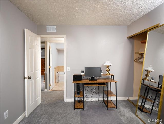 5032 Kempf Drive, St Louis, MO 63128