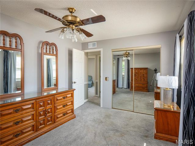 5032 Kempf Drive, St Louis, MO 63128
