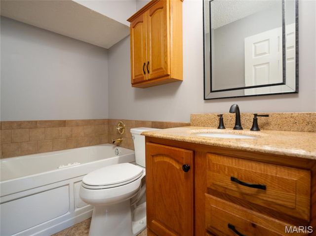 5032 Kempf Drive, St Louis, MO 63128