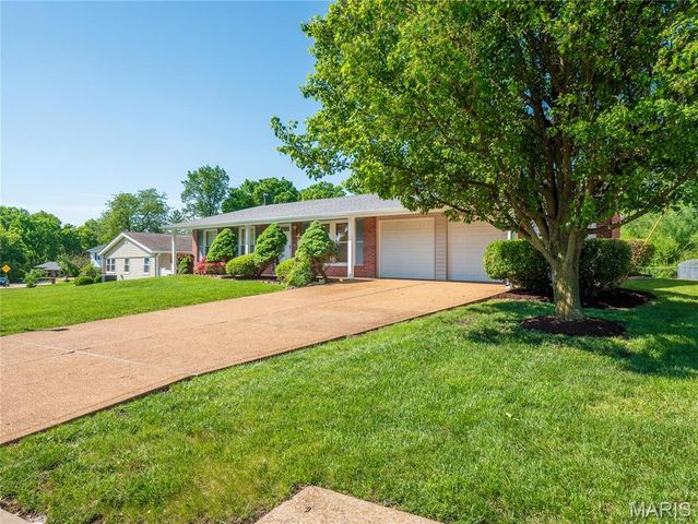 5032 Kempf Drive, St Louis, MO 63128