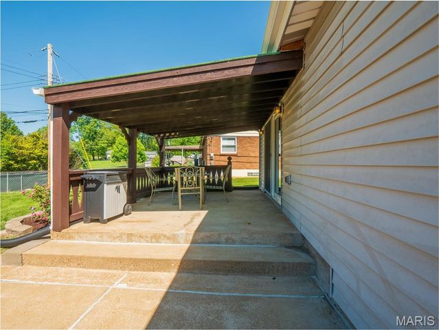 5032 Kempf Drive, St Louis, MO 63128