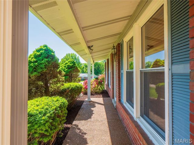 5032 Kempf Drive, St Louis, MO 63128