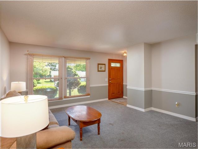 5032 Kempf Drive, St Louis, MO 63128