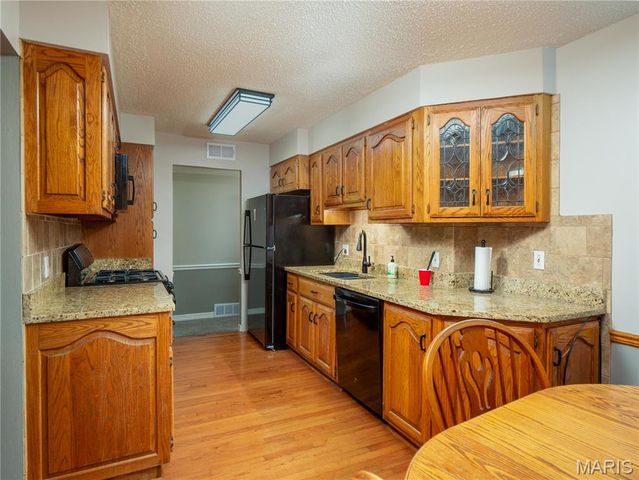 5032 Kempf Drive, St Louis, MO 63128