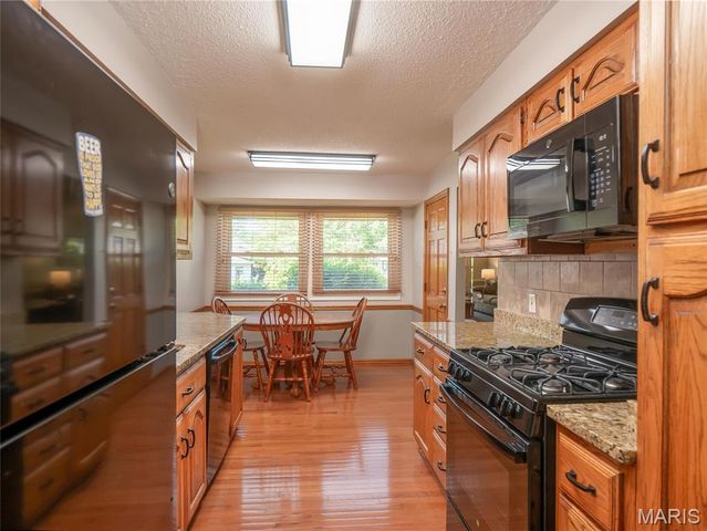 5032 Kempf Drive, St Louis, MO 63128