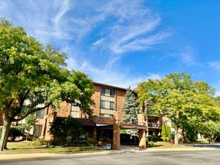 77 Lake Hinsdale Drive 103, Willowbrook, IL 60527