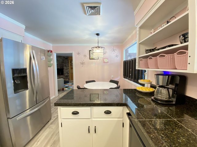 2872 SUFFOLK Ct, Eugene, OR 97401