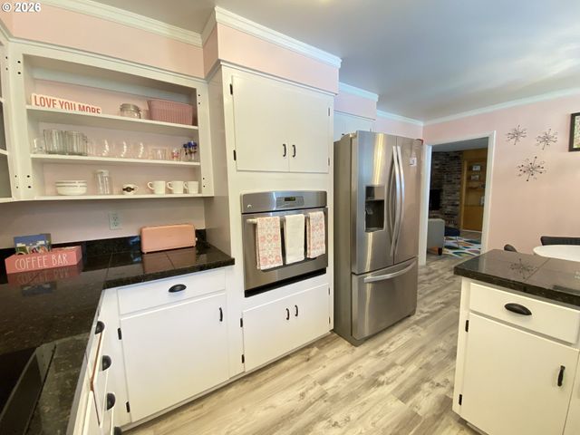 2872 SUFFOLK Ct, Eugene, OR 97401