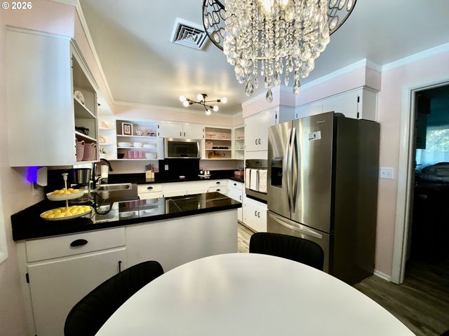 2872 SUFFOLK Ct, Eugene, OR 97401