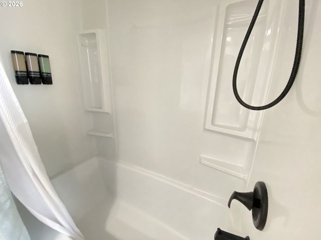 2872 SUFFOLK Ct, Eugene, OR 97401