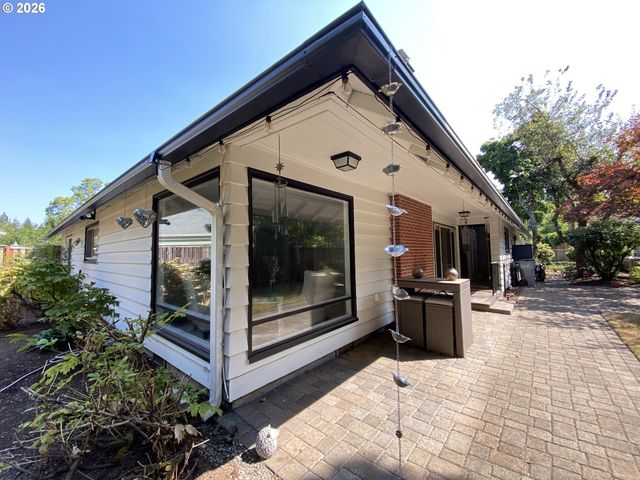 2872 SUFFOLK Ct, Eugene, OR 97401