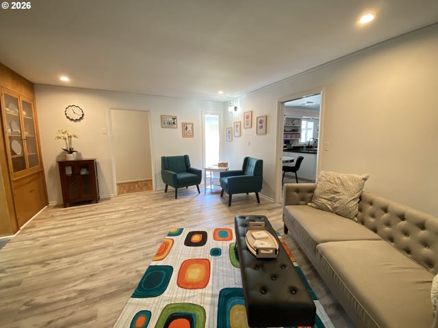 2872 SUFFOLK Ct, Eugene, OR 97401