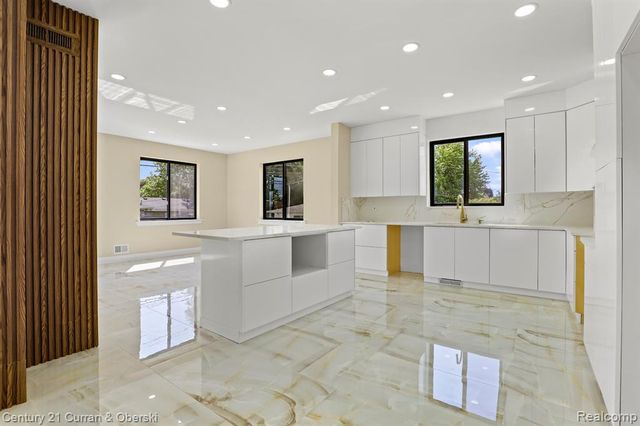 7086 Centralia Street, Dearborn Heights, MI 48127
