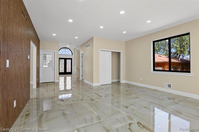 7086 Centralia Street, Dearborn Heights, MI 48127