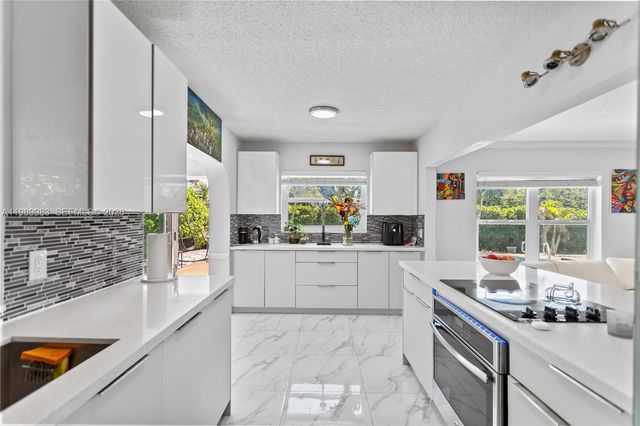 7506 NW 41st St, Coral Springs, FL 33065