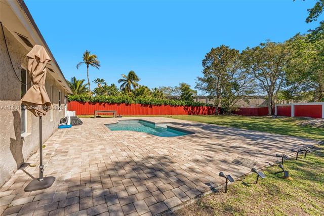 3802 NW 1st Pl, Deerfield Beach, FL 33442
