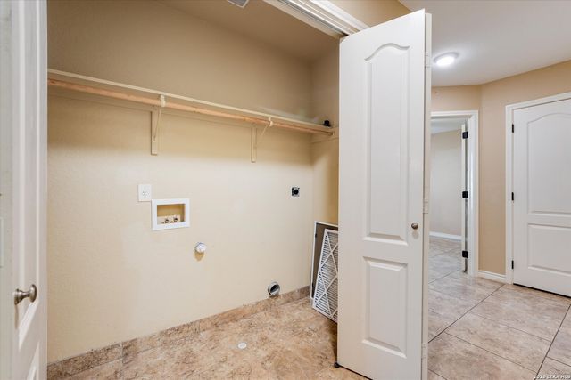 1023 3RD ST, Floresville, TX 78114