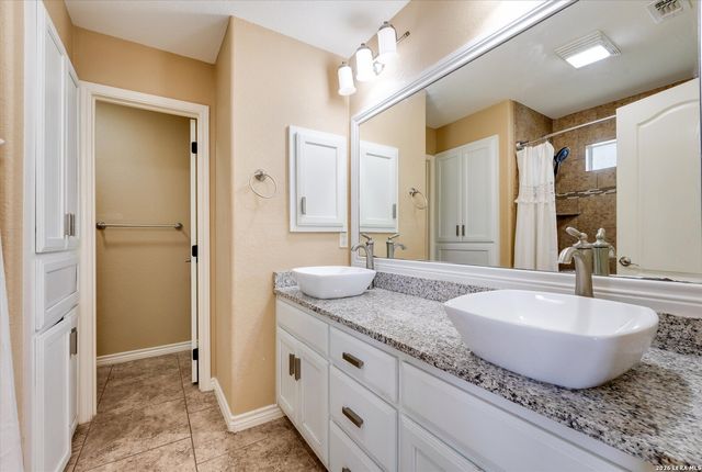 1023 3RD ST, Floresville, TX 78114