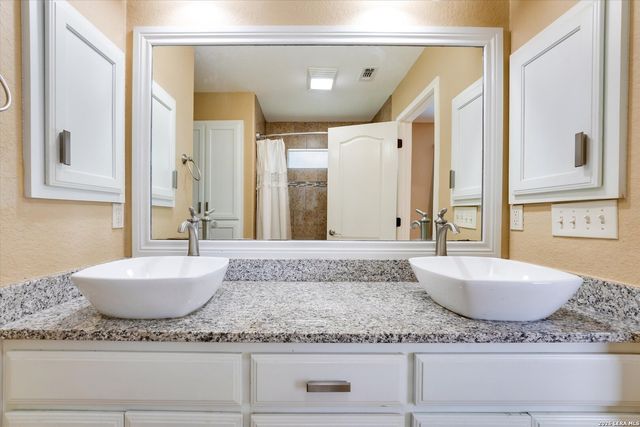 1023 3RD ST, Floresville, TX 78114