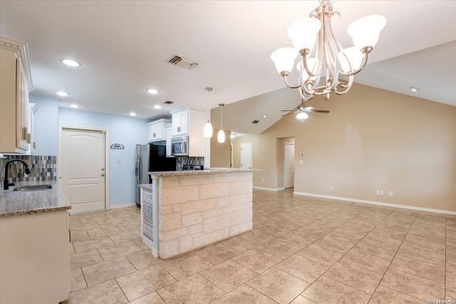 1023 3RD ST, Floresville, TX 78114