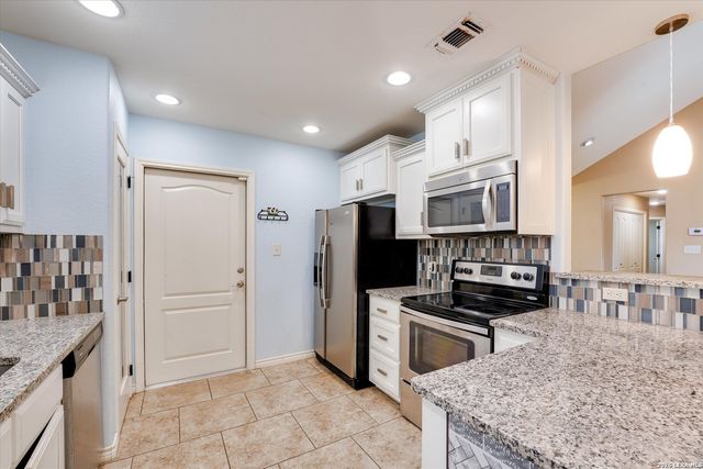 1023 3RD ST, Floresville, TX 78114