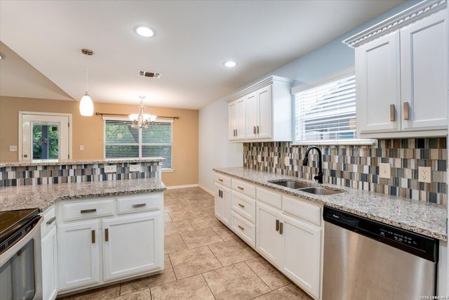 1023 3RD ST, Floresville, TX 78114