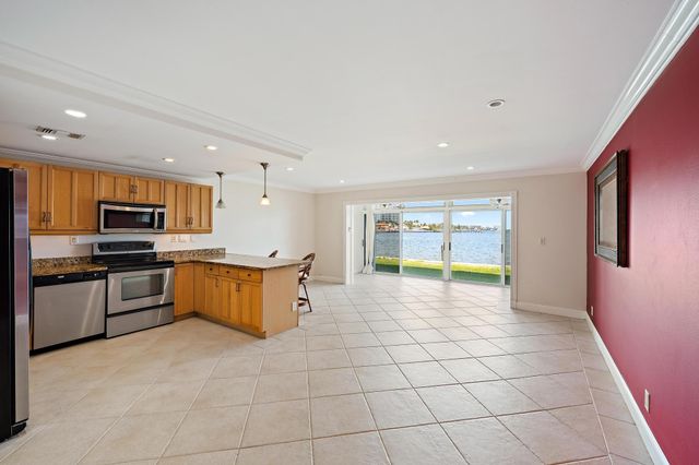 400 Wilma Circle 108, Riviera Beach, FL 33404