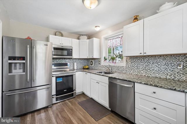 5 STUART DR, Aston, PA 19014
