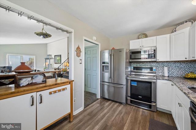 5 STUART DR, Aston, PA 19014