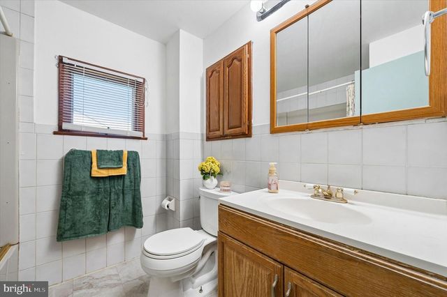 5 STUART DR, Aston, PA 19014