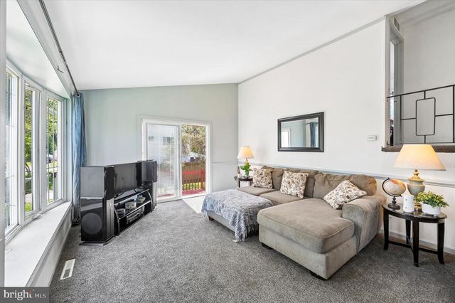 5 STUART DR, Aston, PA 19014
