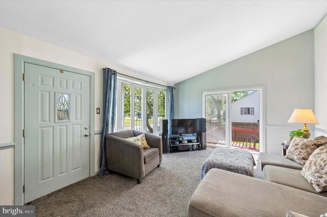 5 STUART DR, Aston, PA 19014