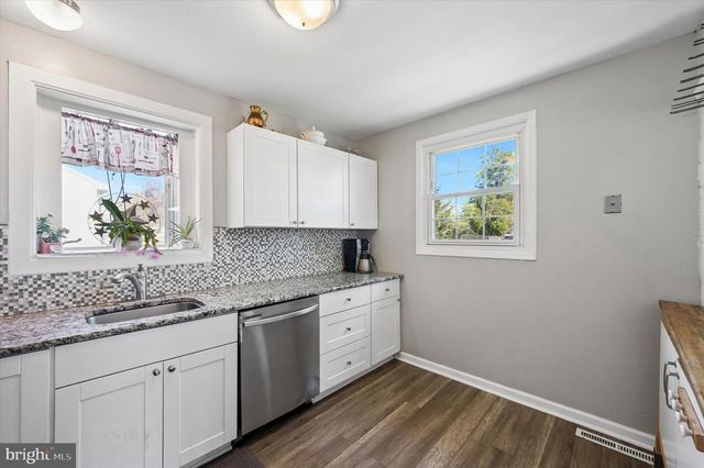 5 STUART DR, Aston, PA 19014
