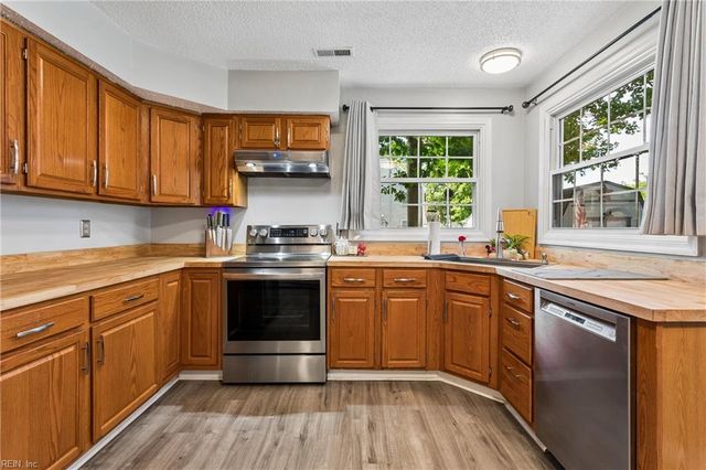 868 Weyanoke LN, Newport News, VA 23608