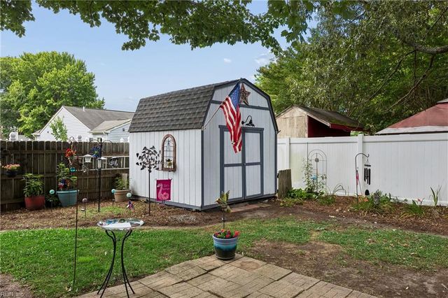 868 Weyanoke LN, Newport News, VA 23608