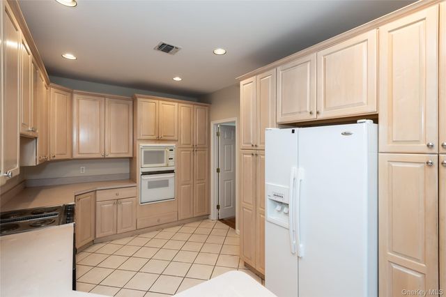 163 Doral Court, Roslyn, NY 11576