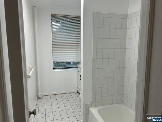 250 Broad 2D, Leonia, NJ 07605