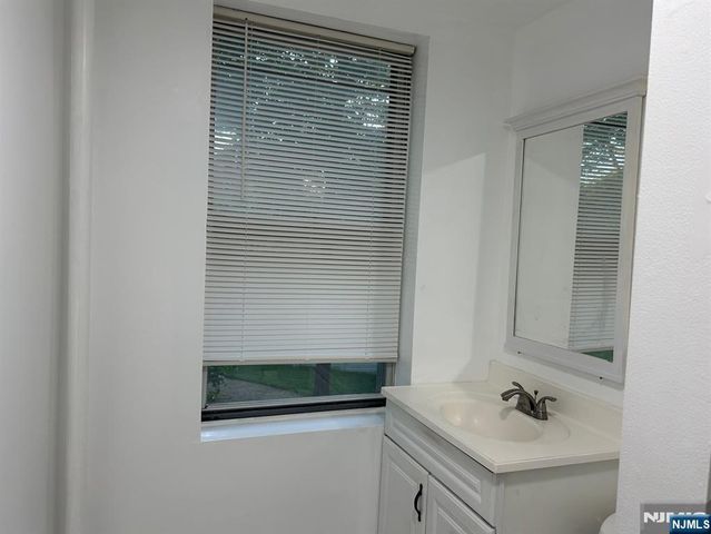 250 Broad 2D, Leonia, NJ 07605