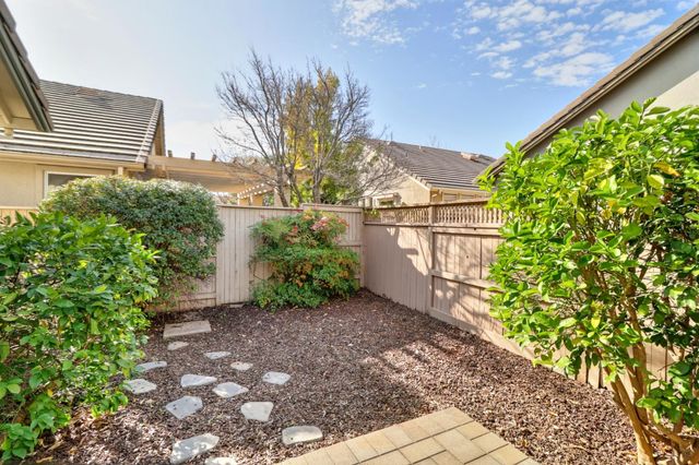 1484 Willow Bend Rd, Folsom, CA 95630