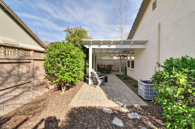 1484 Willow Bend Rd, Folsom, CA 95630