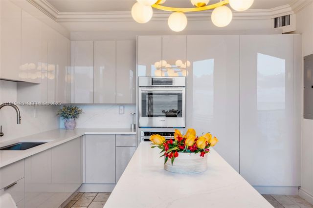 300 S Pointe Dr 1702, Miami Beach, FL 33139