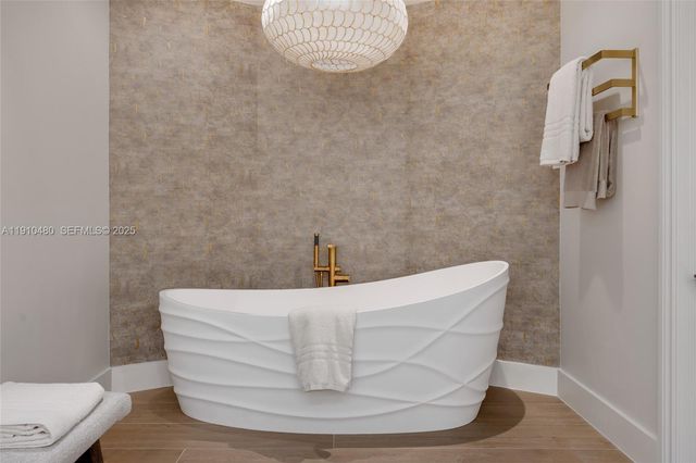 300 S Pointe Dr 1702, Miami Beach, FL 33139