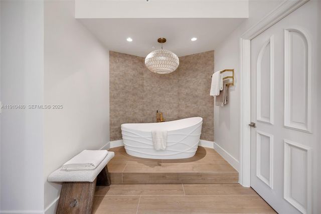 300 S Pointe Dr 1702, Miami Beach, FL 33139