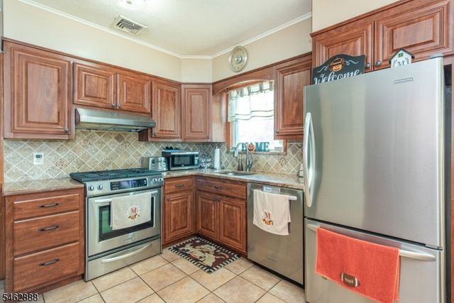 18 Summit Ave, Cedar Grove Twp., NJ 07009